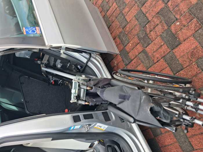 Foto Auto mit Rollstuhlverladegerät