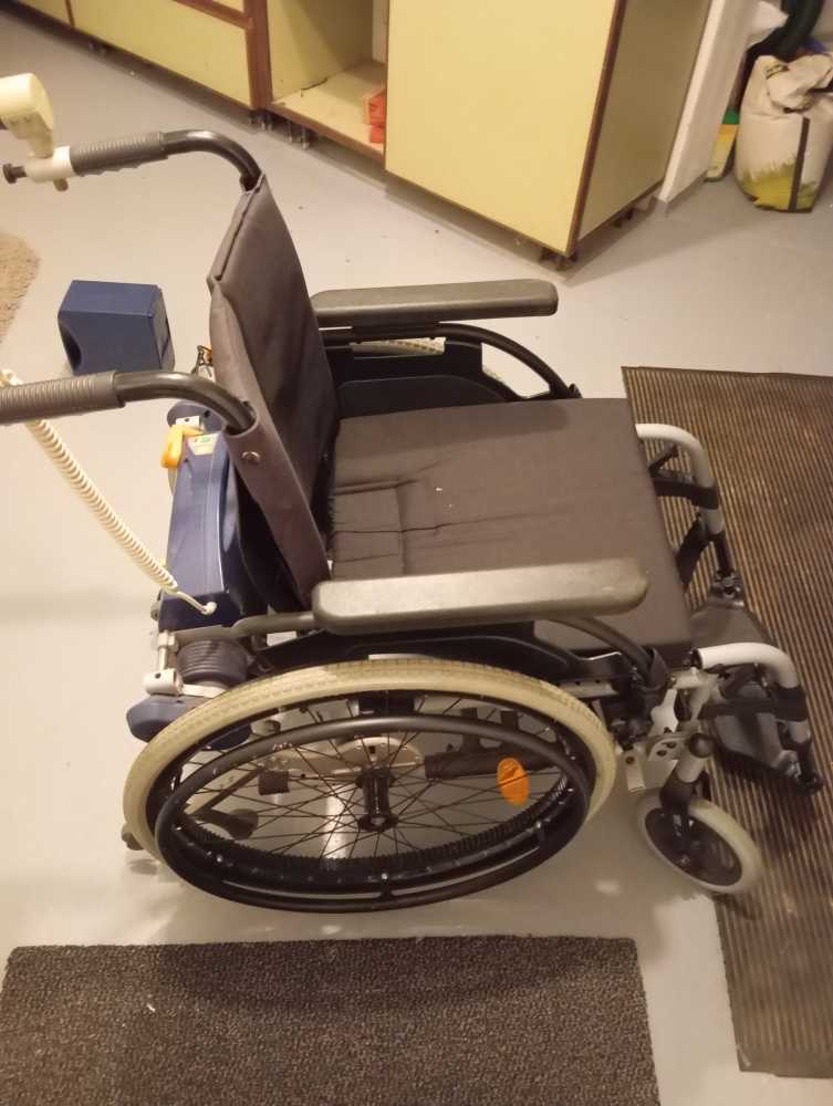 Foto Breezy Rollstuhl mit AAT V-max elektrisch Schiebe