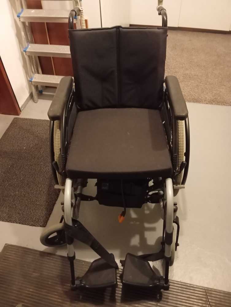 Foto Breezy Rollstuhl mit AAT V-max elektrisch Schiebe