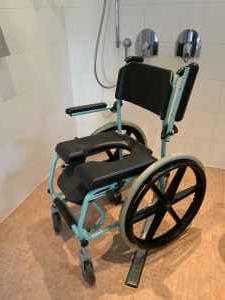 Foto Dusch-   Toiletten-Rollstuhl