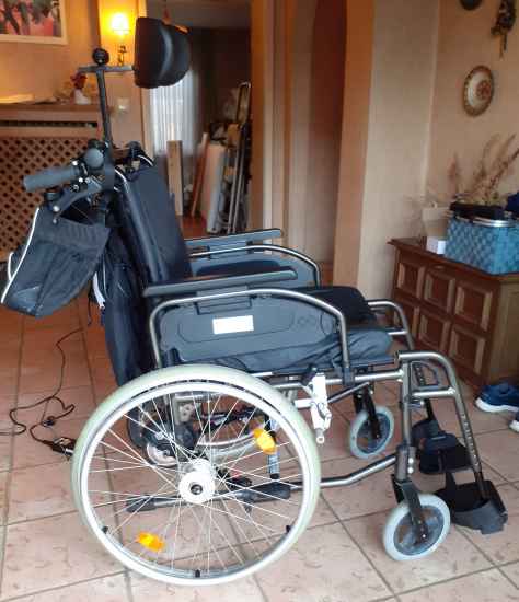 Foto XL-Rollstuhl mit elektrischer Schiebehilfe