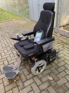 Hilfsmittel: Elektrischer Rollstuhl Permobil C400