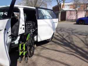 Behindertengerechtes Auto: Golf 7 mit EDAG-Rollstuhleinzug, Handgas Gasring
