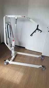 Foto Hoyer Universal Elektro Lifter mit Ovalmast HLU-4/
