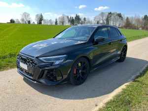 Foto Audi RS 3 8Y mit linksgas