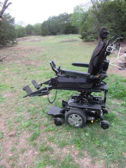 Behindertengerechtes Auto: Elektrorollstuhl Quantum Edge 2.0 iLevel