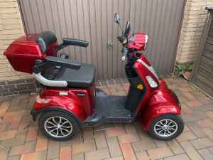 Behindertengerechtes Auto: Senioren E-Scooter V2 rot neuwertig