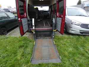 Behindertengerechtes Auto: Ford Transit mit Hebevorrichtung für Rollstuhl