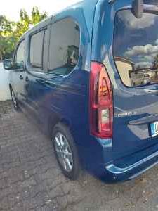 Foto Opel Combo e-Life mit Lift für Rollstuhl