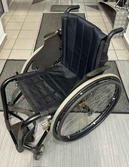 Hilfsmittel: Aktivrollstuhl Schmiccking Fully