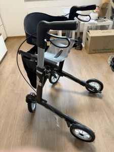 Hilfsmittel: Rollator aus Carbon mit Zubehör