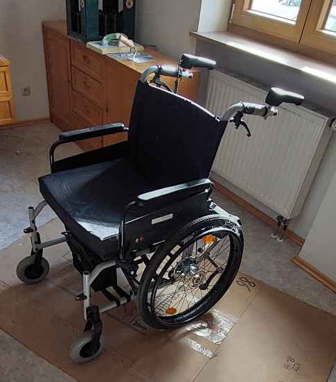 Foto Leichtgewichtrollstuhl mit elektr. Schiebehilfe