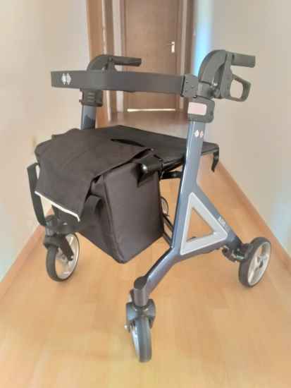 Hilfsmittel: Leichtgewicht-Rollator