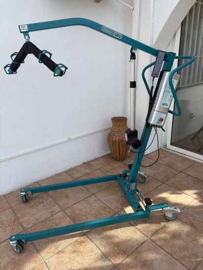 Foto AKS foldy Patientenlifter mit Standardtransportbü