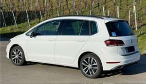 Behindertengerechtes Auto: Golf Sportsvan mit Gasring an Lenkrad