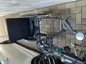 Handbike: Rollstuhl mit Anklemmbike