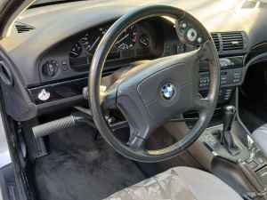 Foto BMW E39 mit Handbedienung links und Lenkradknauf