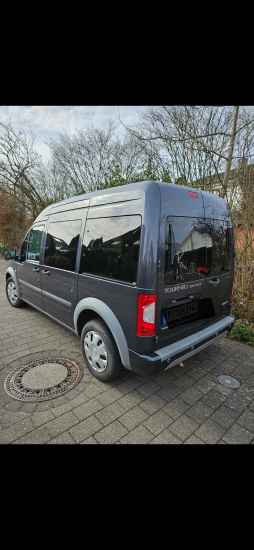 Behindertengerechtes Auto: umgebauer Ford Tourneo für Rollstuhl