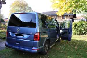 Behindertengerechtes Auto: VWT6 Multivan mit Hublift seitlich