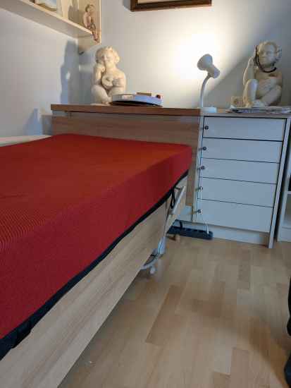 Foto Pflegebett in Buchenholz-Optik mit/ohne Matratze