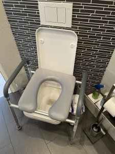 Foto Toiletten Stuhl/Sitzerhöhung mit Armlehne