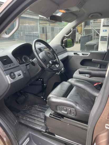 Behindertengerechtes Auto: VW T5 Behinderten gerecht Selbstfahrer