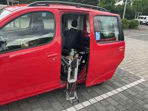 Foto Toyota Yaris Verso mit Rollstuhl-Ladehilfe