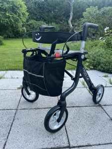 Hilfsmittel: Rollator  Xeon“ von Rehasense (Alu)