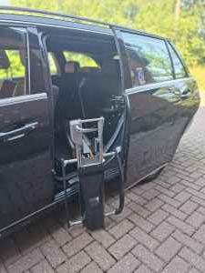 Behindertengerechtes Auto: Behindertengerecht umgebauter Mercedes E 200 Kombi