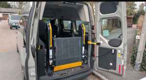 Behindertengerechtes Auto: Ford Transit Custom mit Lift