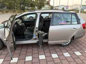 Behindertengerechtes Auto: Skoda Octavia mit Rollstuhlladehilfe