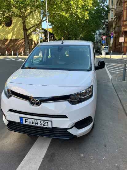 Behindertengerechtes Auto: Toyota Proace City Krankentransport mit Rampe