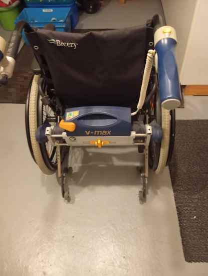 Foto Breezy Rollstuhl mit AAT V-max elektrisch Schiebe
