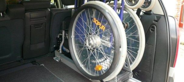 Rollstuhlverladesystem im Kofferraum mit Klapprollstuhl