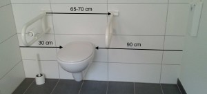 barrierefreies WC mit Klappstützgriffen