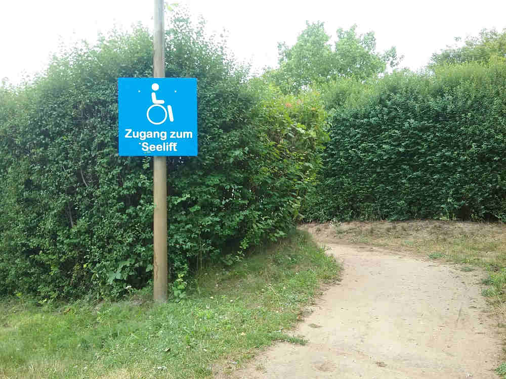 Das Foto zeigt einen Weg mit Schild: Zugang zum Seelift