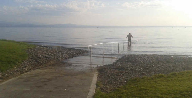 Barrierefreier Zugang in den Bodensee.