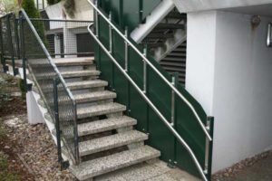 Treppe mit Führung für Plattformlift