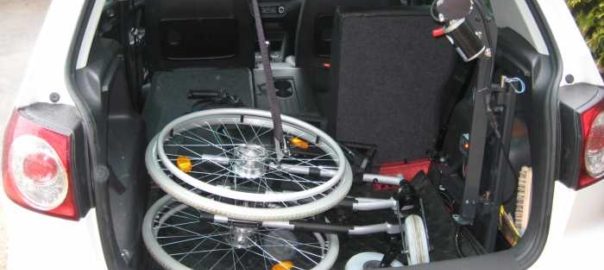Das Foto zeigt einen zusammengefalteten Rollstuhl im Kofferaum.