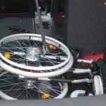 Das Foto zeigt einen zusammengefalteten Rollstuhl im Kofferaum.