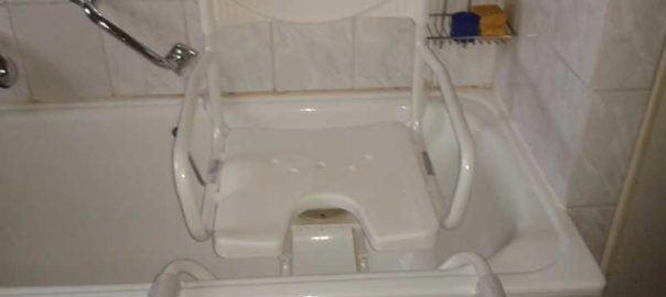 Das Bild zeigt einen Hygienesitz auf einer Badewanne.