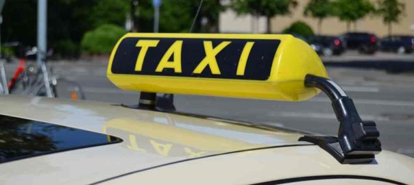 Das Foto zeigt ein Taxischild.